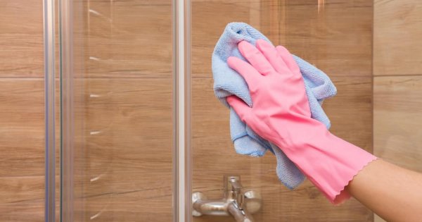 Làm sạch kính nhà tắm chưa từng dễ đến thế với 10 công thức tẩy rửa tự chế