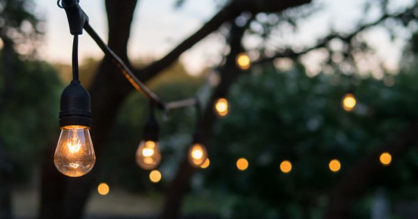 Sân vườn thêm lung linh với 5 ý tưởng treo đèn phong cách Rustic