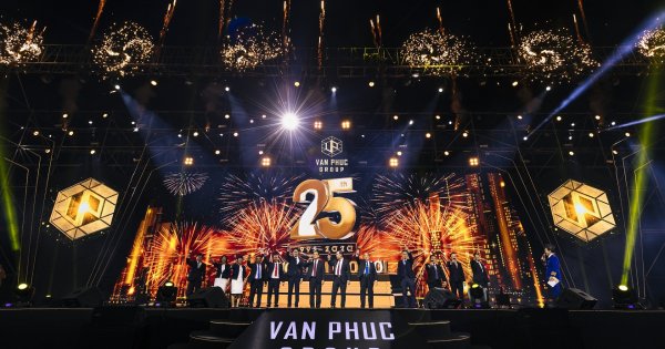 Khách trúng Mercedes, Honda CRV tại sự kiện 25 năm thành lập Van Phuc Group