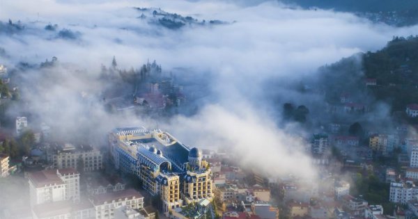 Ngắm khách sạn trong mây huyền ảo tại Sapa