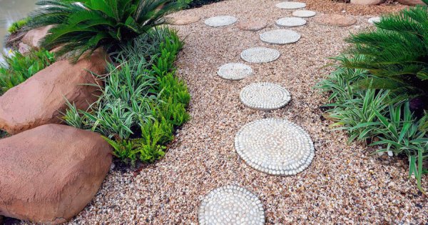Mách bạn 4 ý tưởng thiết kế lối đi bằng đá trong sân vườn