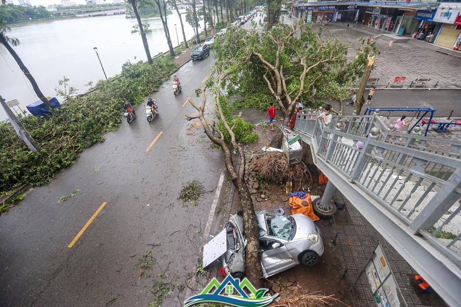 Khu đô thị đông dân nhất Thủ đô tan hoang sau bão Yagi, 'có nhà nhưng không có lối vào'