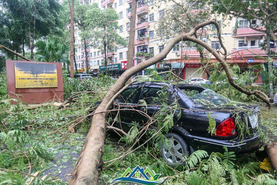 Khu đô thị đông dân nhất Thủ đô tan hoang sau bão Yagi, 'có nhà nhưng không có lối vào'