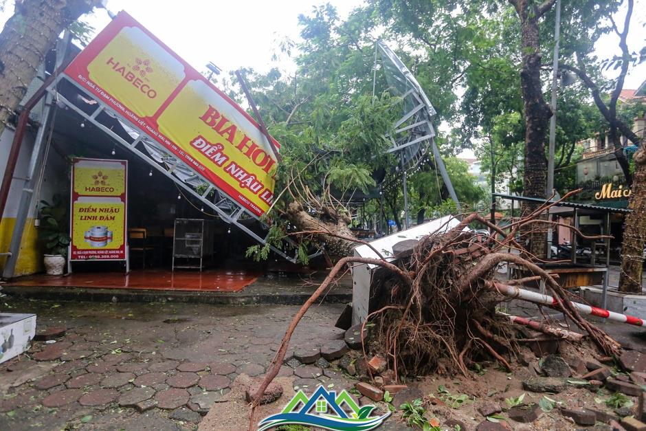 Khu đô thị đông dân nhất Thủ đô tan hoang sau bão Yagi, 'có nhà nhưng không có lối vào'