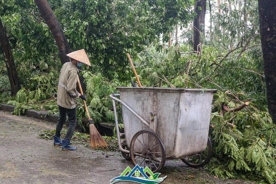 Khu đô thị đông dân nhất Thủ đô tan hoang sau bão Yagi, 'có nhà nhưng không có lối vào'