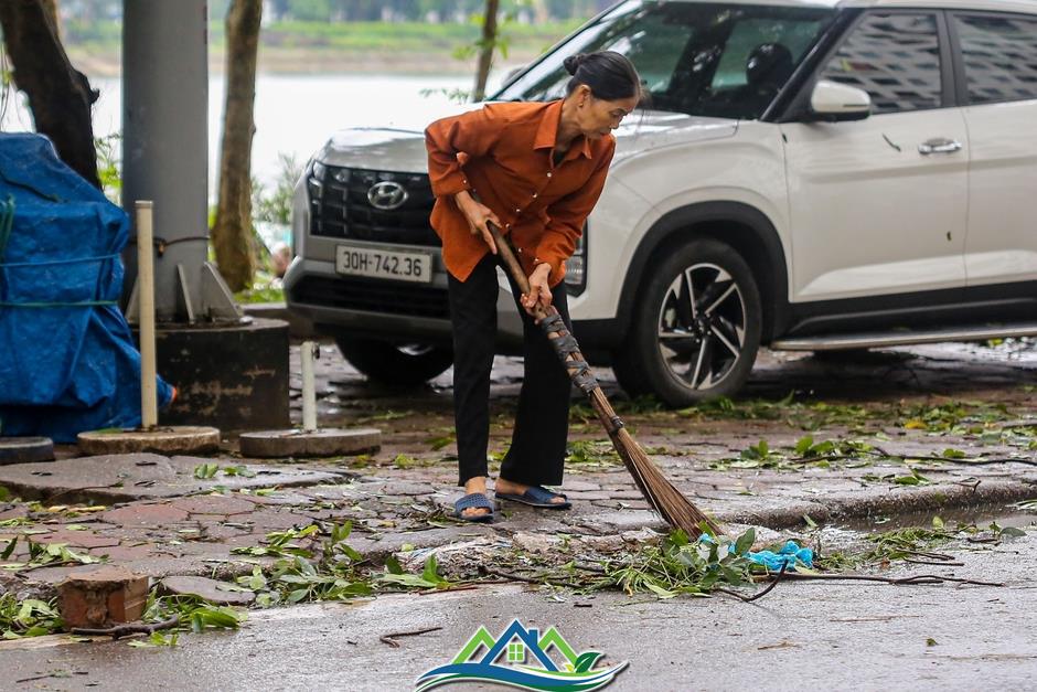 Khu đô thị đông dân nhất Thủ đô tan hoang sau bão Yagi, 'có nhà nhưng không có lối vào'