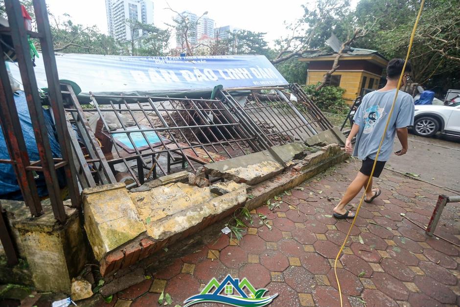 Khu đô thị đông dân nhất Thủ đô tan hoang sau bão Yagi, 'có nhà nhưng không có lối vào'