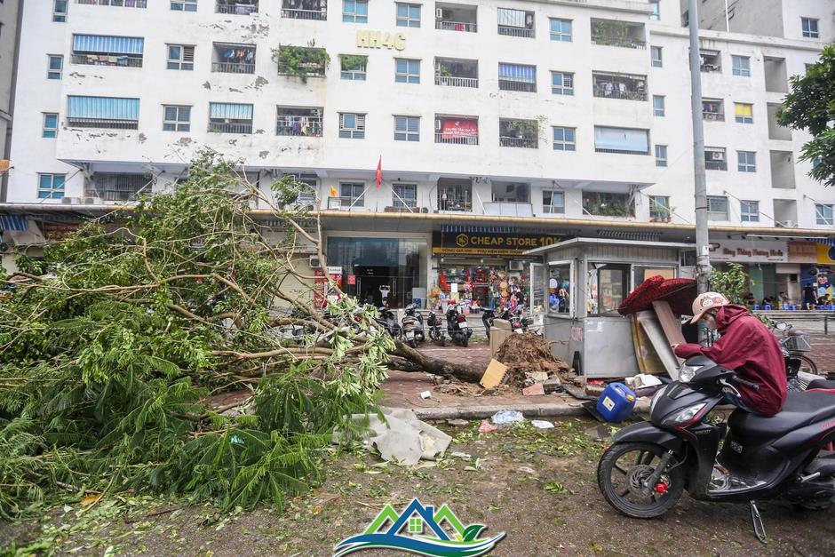 Khu đô thị đông dân nhất Thủ đô tan hoang sau bão Yagi, 'có nhà nhưng không có lối vào'