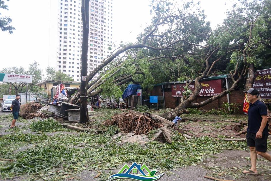 Khu đô thị đông dân nhất Thủ đô tan hoang sau bão Yagi, 'có nhà nhưng không có lối vào'