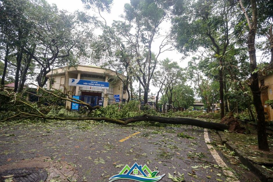 Khu đô thị đông dân nhất Thủ đô tan hoang sau bão Yagi, 'có nhà nhưng không có lối vào'