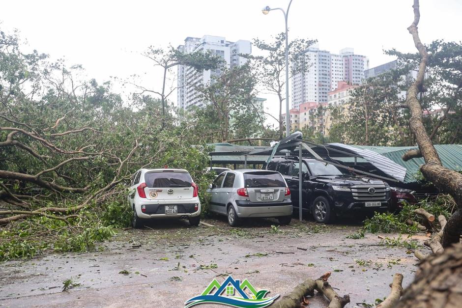 Khu đô thị đông dân nhất Thủ đô tan hoang sau bão Yagi, 'có nhà nhưng không có lối vào'