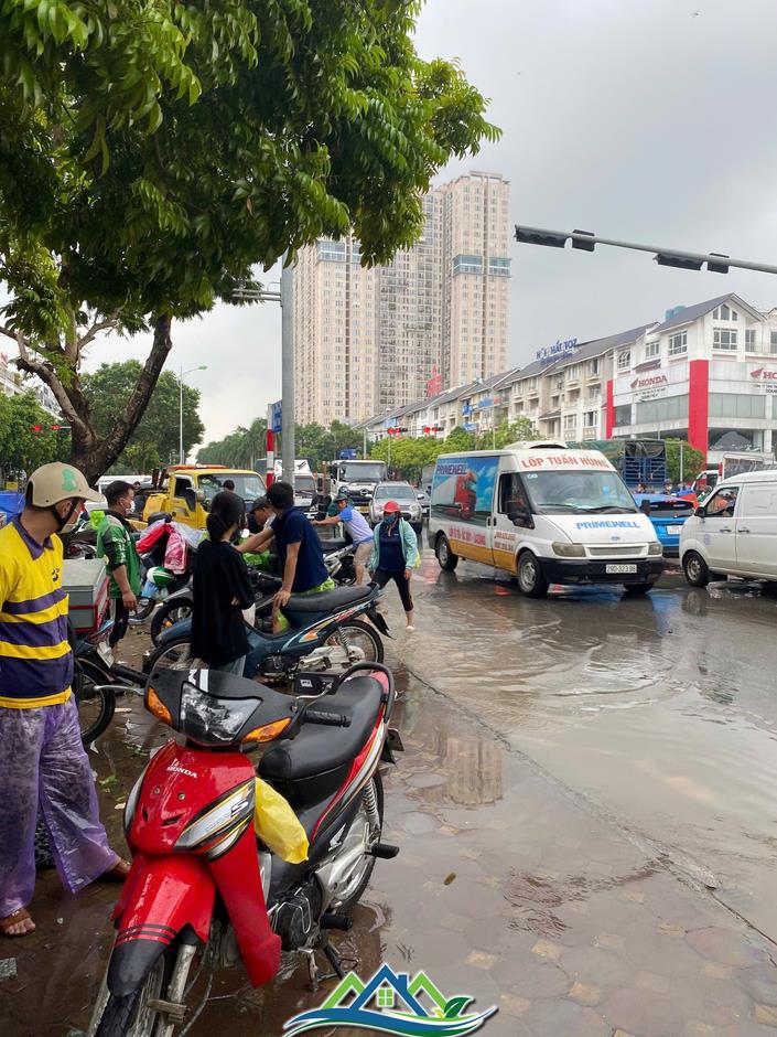 Làng biệt thự triệu đô mênh mông biển nước, cư dân đắp cát, kê bạt để nước không tràn vào hầm