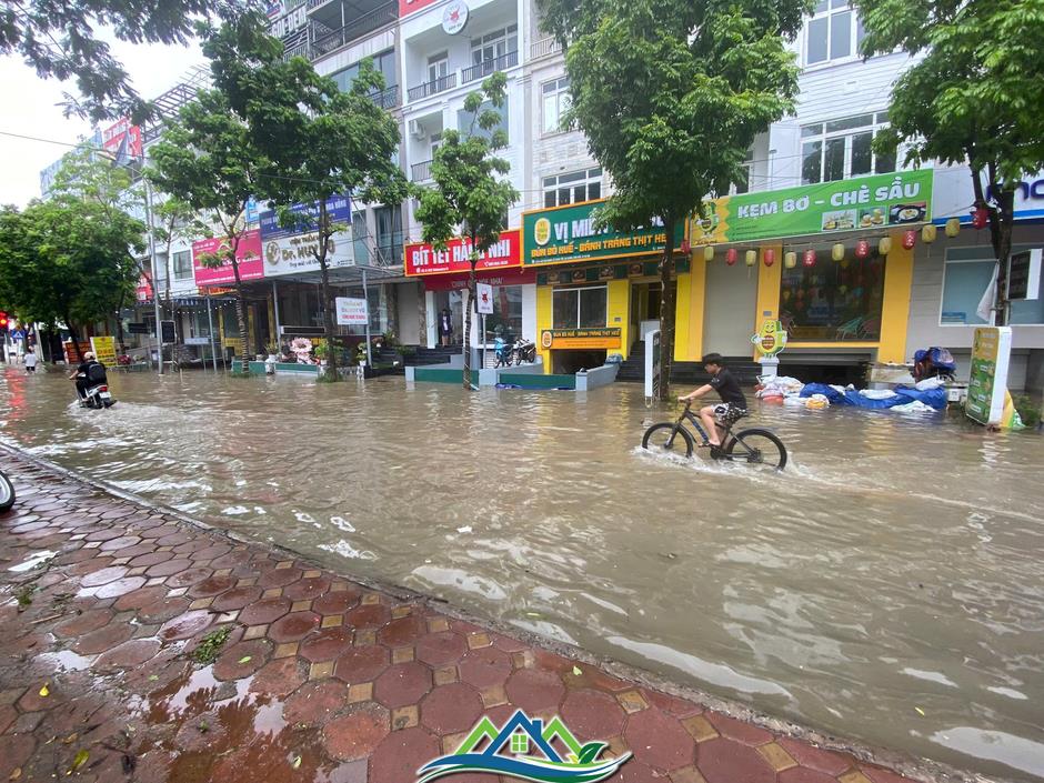 Làng biệt thự triệu đô mênh mông biển nước, cư dân đắp cát, kê bạt để nước không tràn vào hầm