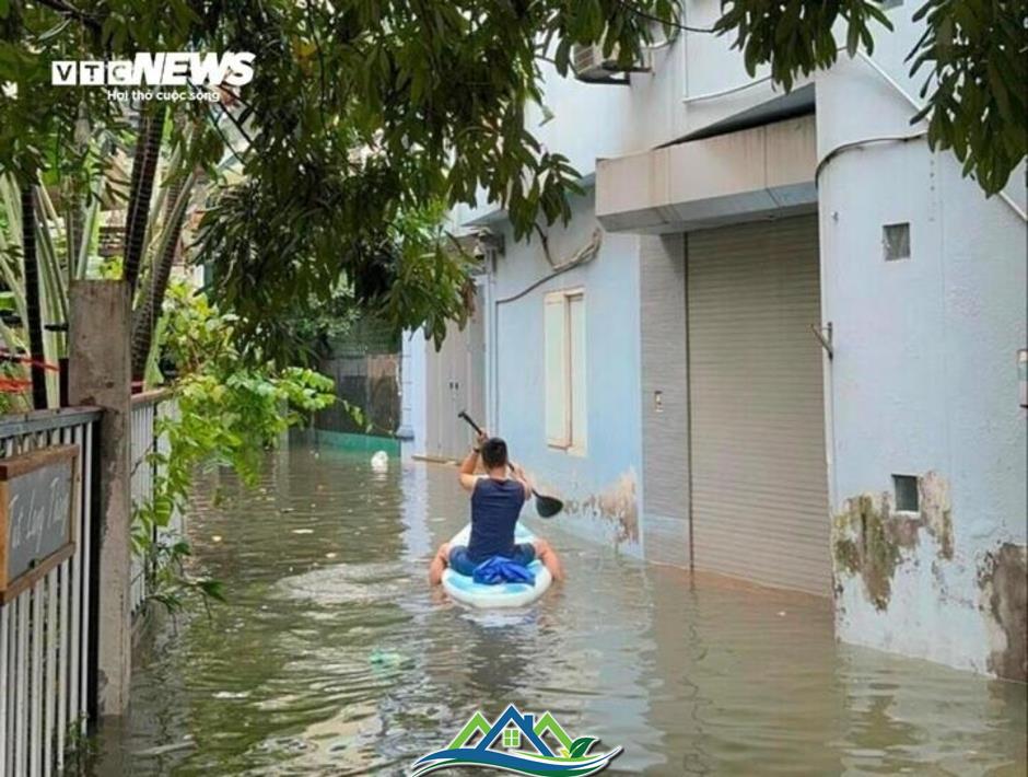 Lộ những khu ngập nặng ở Hà Nội sau bão lũ, người mua 'bỏ của chạy lấy người'