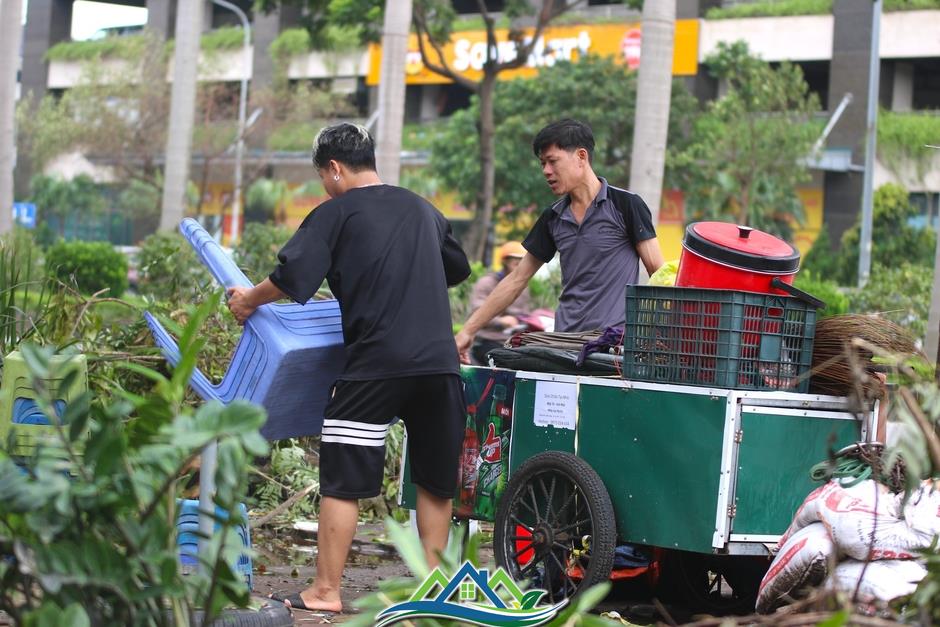 Người dân khu 'biệt thự triệu đô' vội vã dọn dẹp, khắc phục mưa lũ