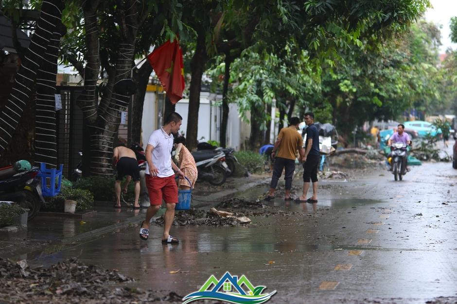 Người dân khu 'biệt thự triệu đô' vội vã dọn dẹp, khắc phục mưa lũ