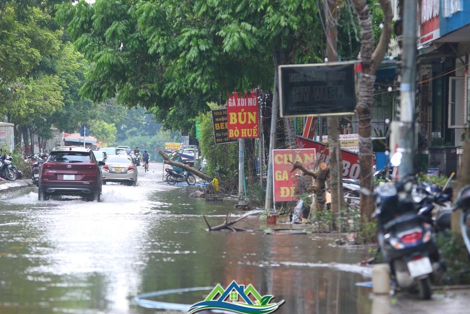 Người dân khu 'biệt thự triệu đô' vội vã dọn dẹp, khắc phục mưa lũ