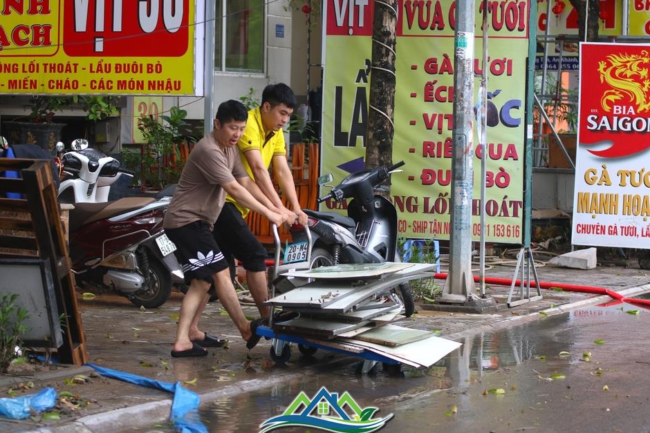 Người dân khu 'biệt thự triệu đô' vội vã dọn dẹp, khắc phục mưa lũ