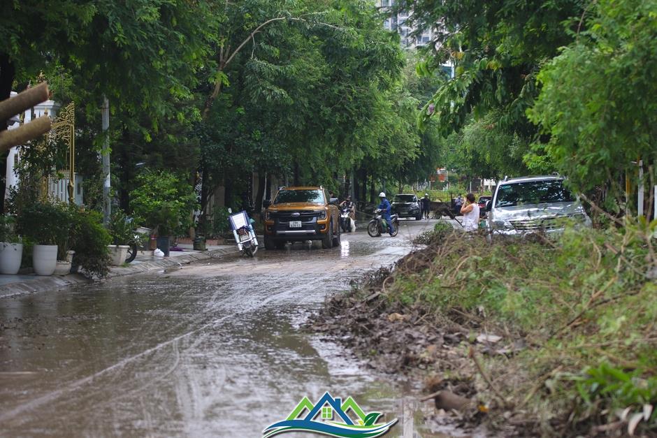 Người dân khu 'biệt thự triệu đô' vội vã dọn dẹp, khắc phục mưa lũ