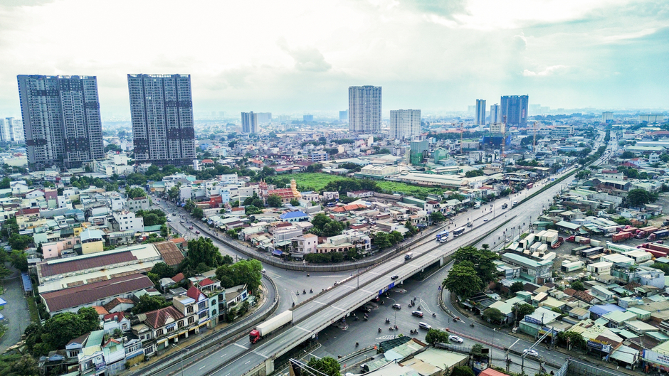 Thành phố trực thuộc tỉnh có mật độ dân số cao nhất Việt Nam, là cửa ngõ của 4 tỉnh/thành phố, muốn phát triển ngang quận 1