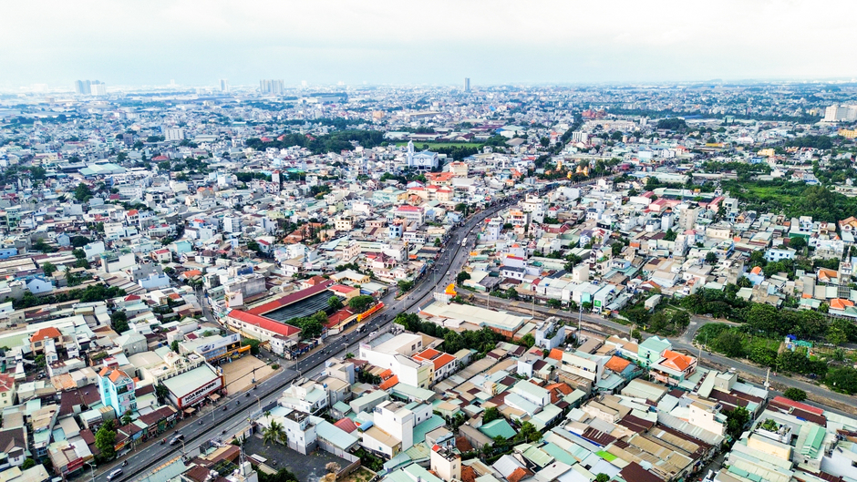 Thành phố trực thuộc tỉnh có mật độ dân số cao nhất Việt Nam, là cửa ngõ của 4 tỉnh/thành phố, muốn phát triển ngang quận 1